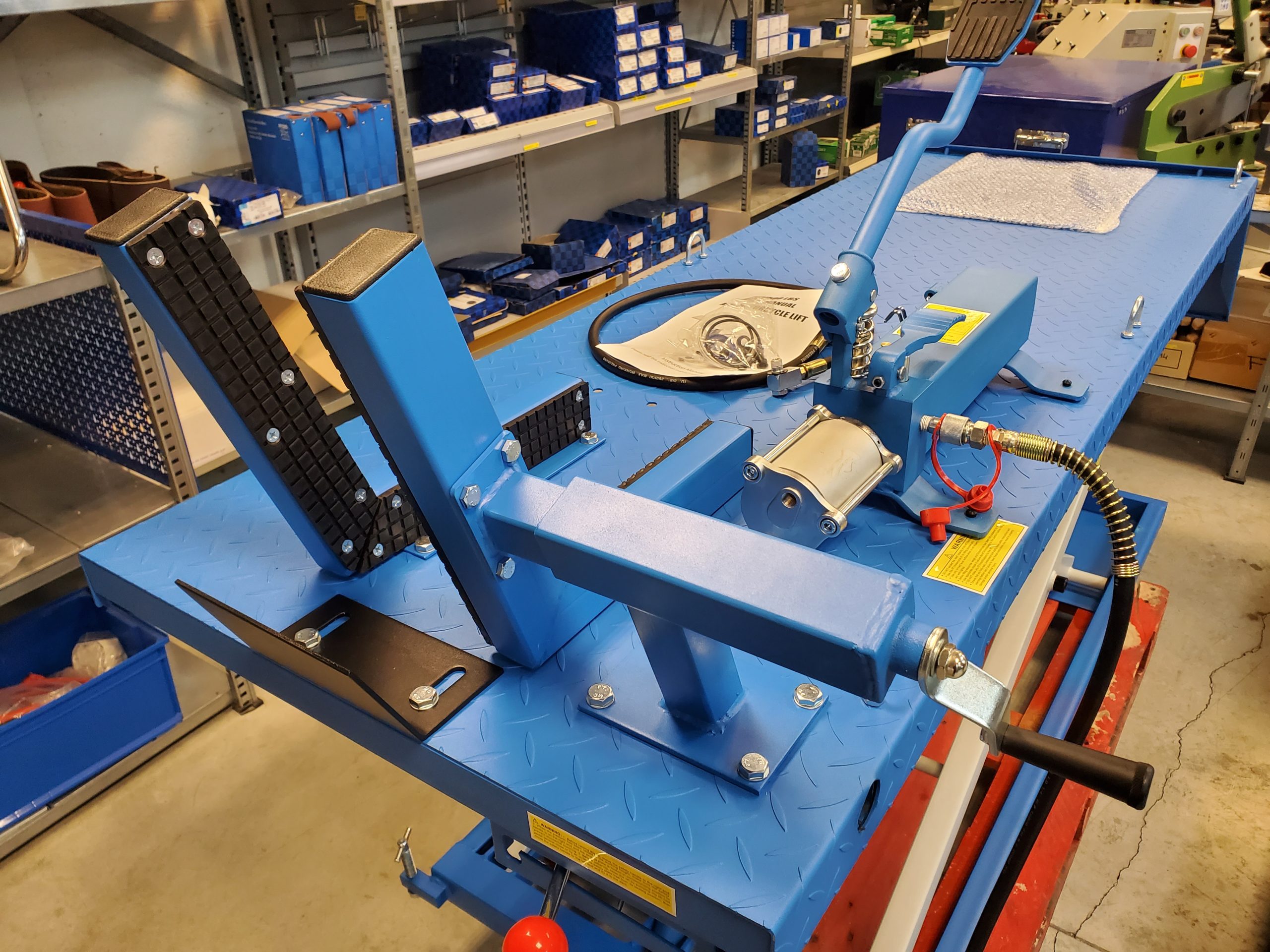 Pont moto ciseaux 700kgs manuel et pneumatique – Image 4